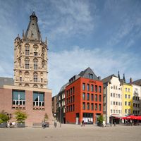 Aufnahme vom Alter Markt in Köln. Links im Bild der Rathausturm mit seiner markanten Form und vielen Fenstern. Rechts daneben das Rote Haus mit dem Hotel Legend und dem MiQua:forum.
